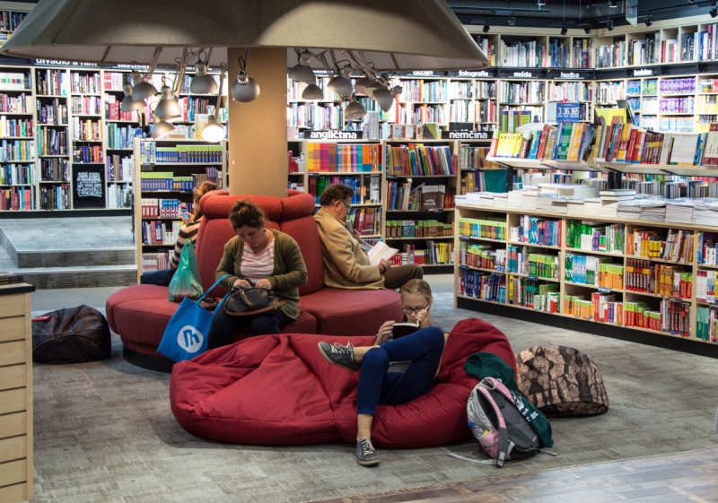 ecommerce-ROUBION-min_books_bookstore_book_reader_readers_reading_shop_sale_books-849006