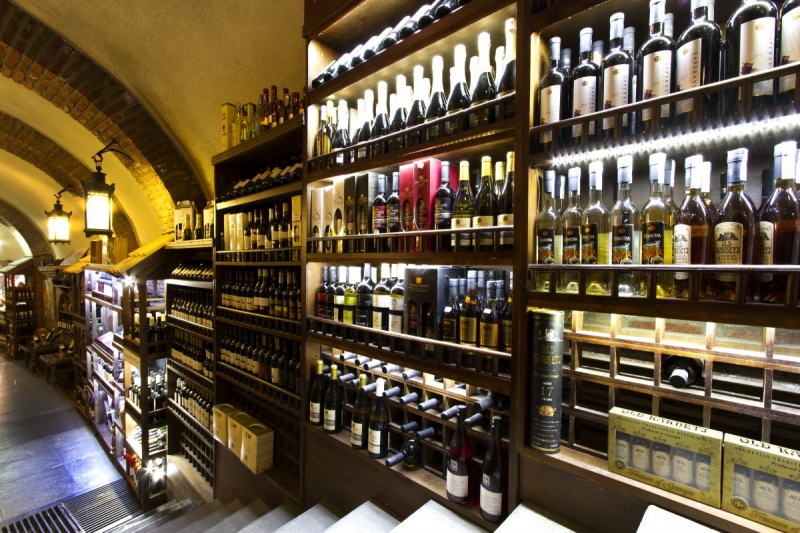 ecommerce-ROUBION-min_world_street_travel_shop_canon_georgia_wine_bottles-429767